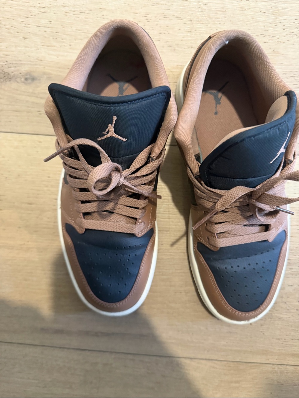 Nike Women’s Low-Top Sneakers in Black and Brown